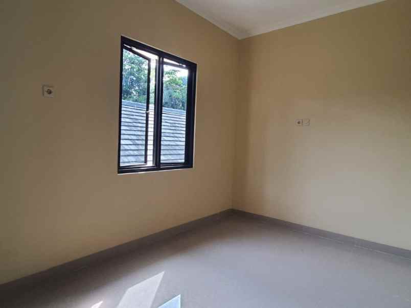 dijual rumah lubang buaya