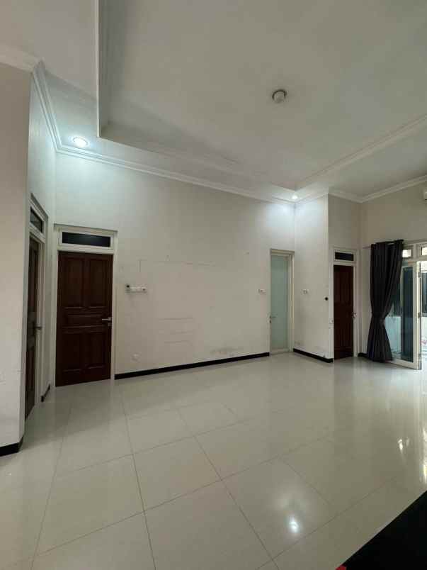 dijual rumah manyar tirtoyoso