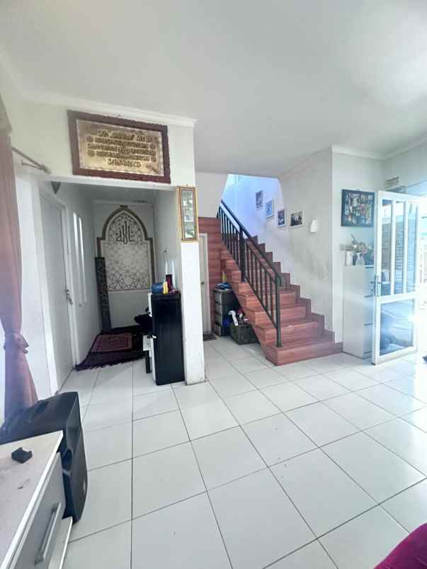 dijual rumah mega regency