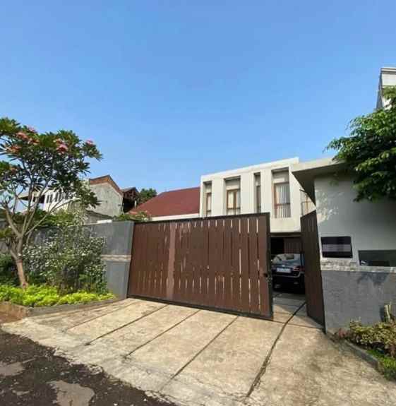dijual rumah mewah ada privat pool harga nego