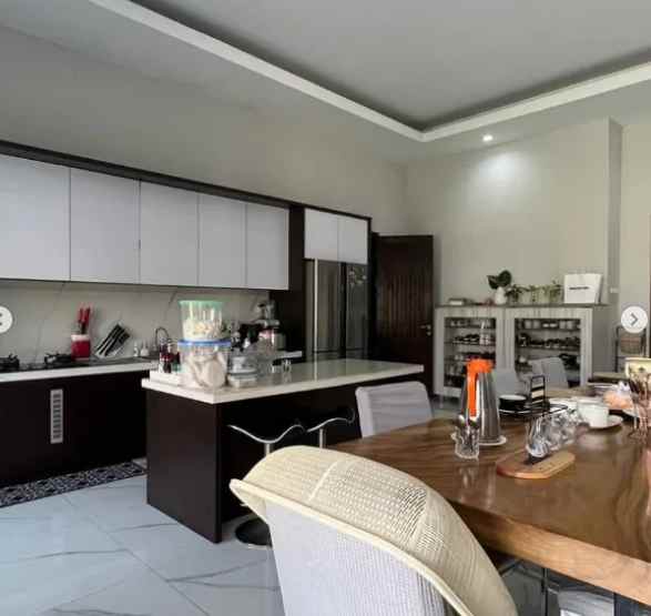 dijual rumah mewah ada privat pool harga nego