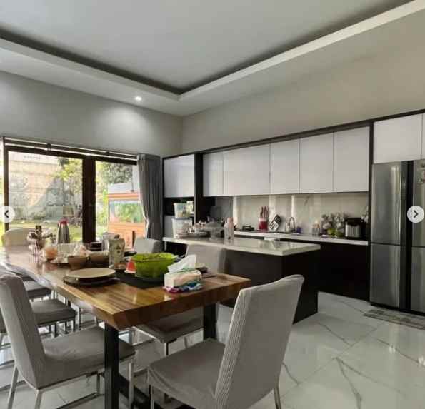 dijual rumah mewah ada privat pool harga nego