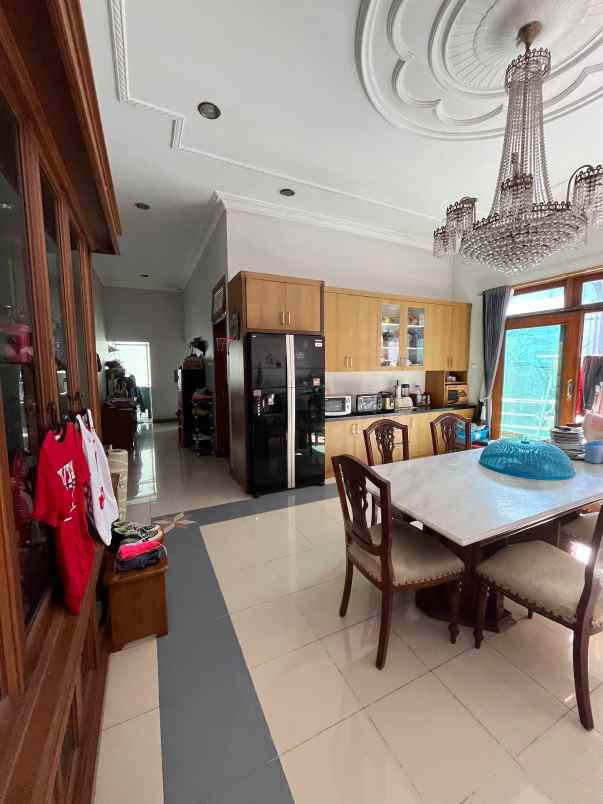 dijual rumah mewah di tengah kota solo