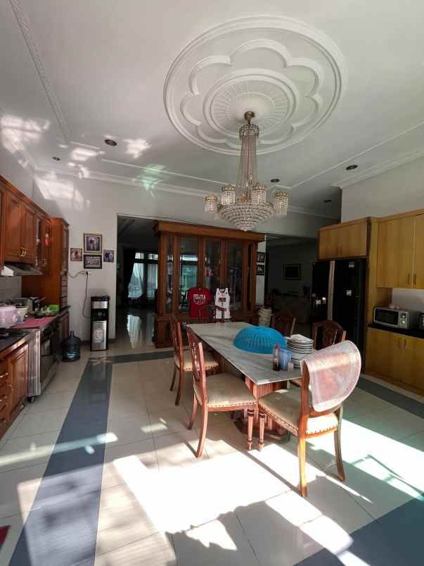 dijual rumah mewah di tengah kota solo