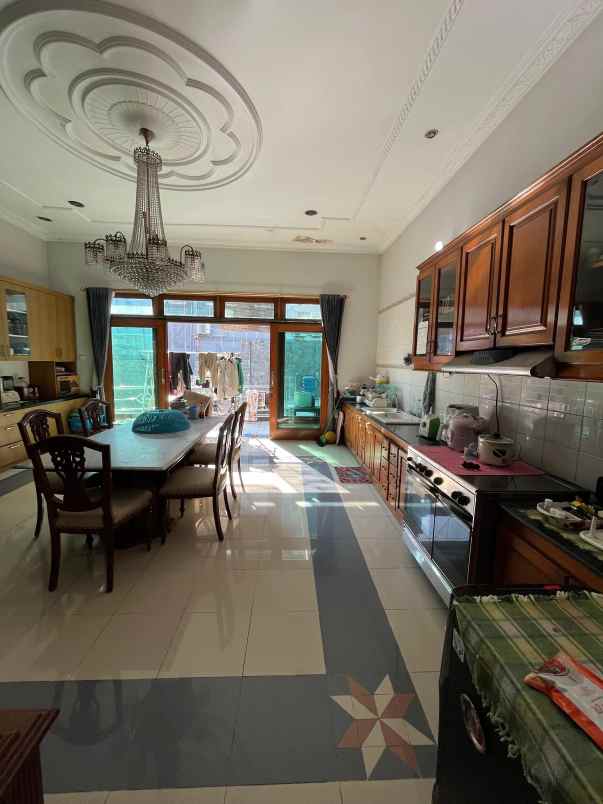 dijual rumah mewah di tengah kota solo