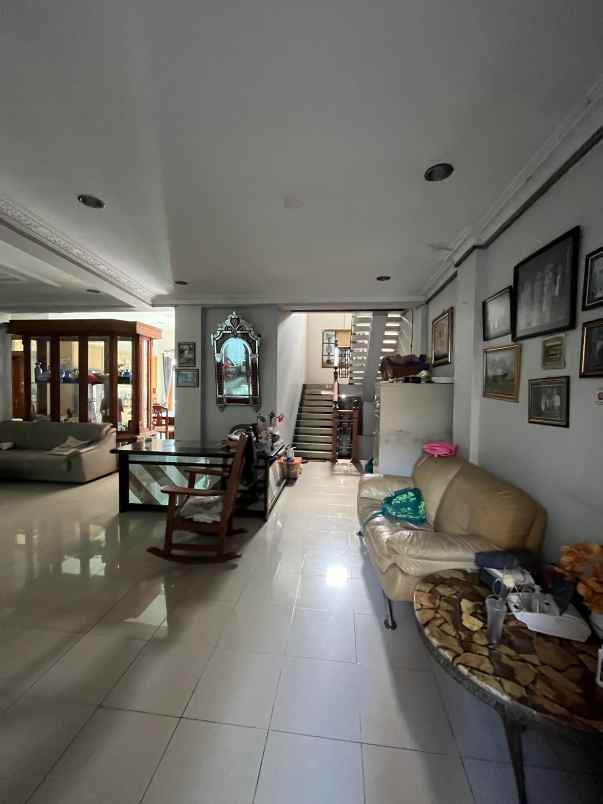 dijual rumah mewah di tengah kota solo