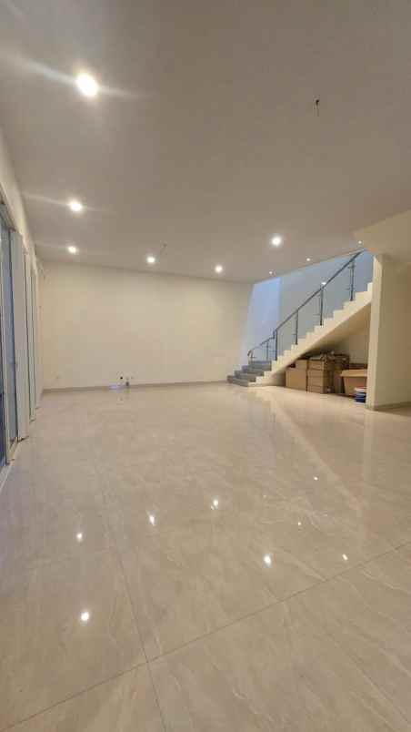 dijual rumah pakuwon city