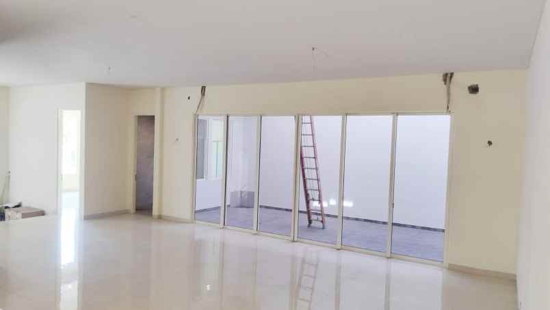 dijual rumah pakuwon city