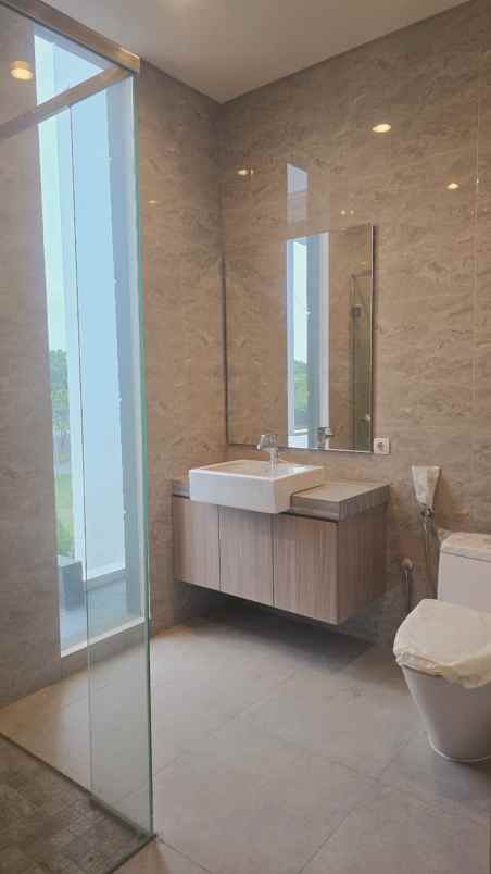 dijual rumah pakuwon city