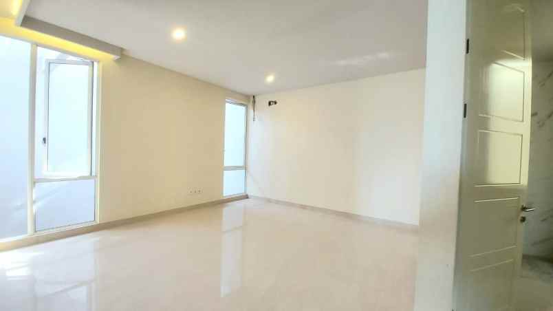 dijual rumah pakuwon city