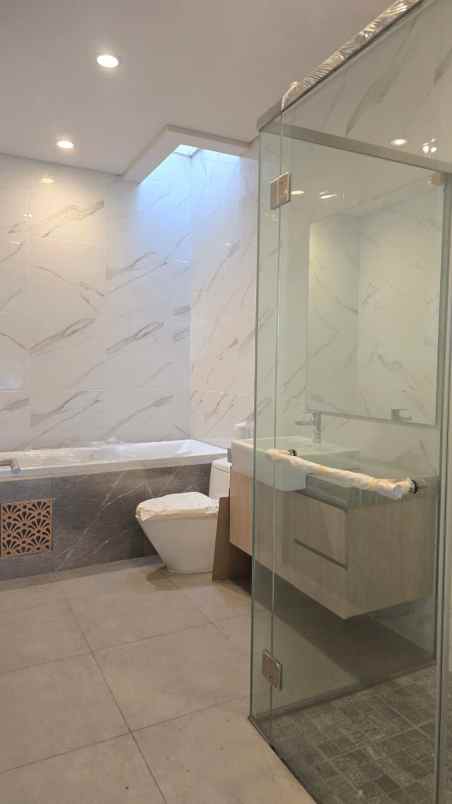 dijual rumah pakuwon city