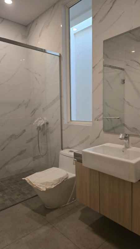 dijual rumah pakuwon city