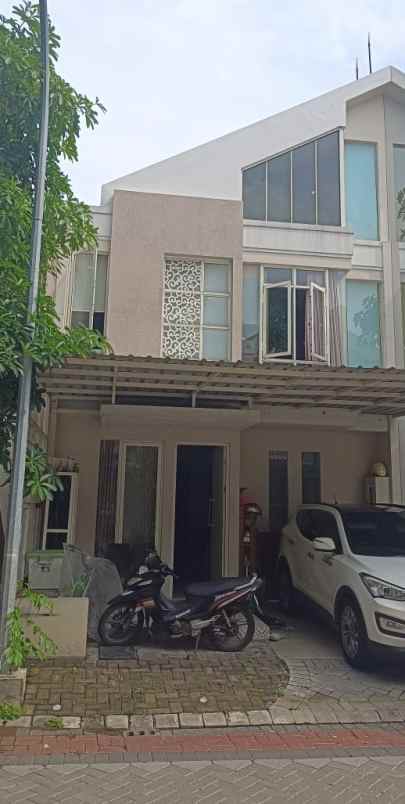 dijual rumah pakuwon city