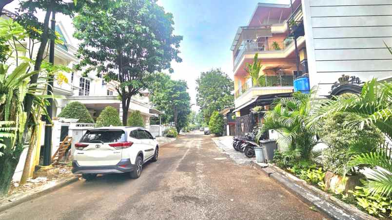 dijual rumah perumahan royal residence