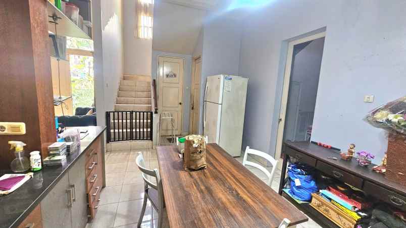 dijual rumah perumahan royal residence