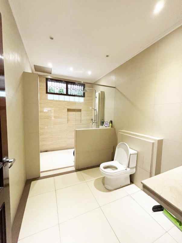 dijual rumah raya dharmahusada indah