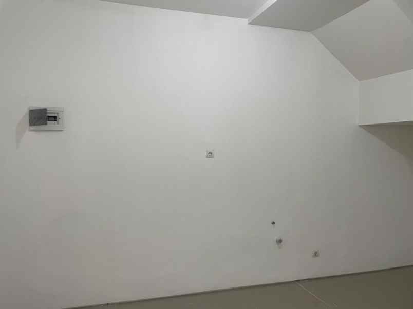 dijual rumah royal residence