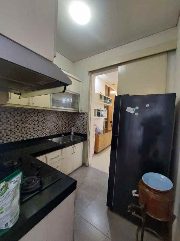 dijual rumah royal residence