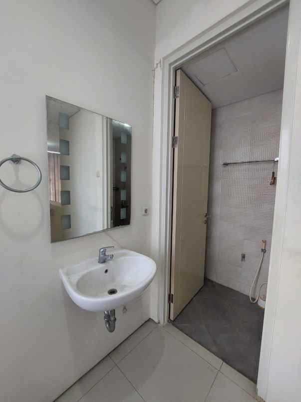 dijual rumah royal residence