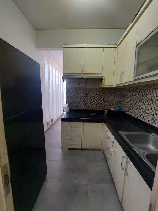 dijual rumah royal residence