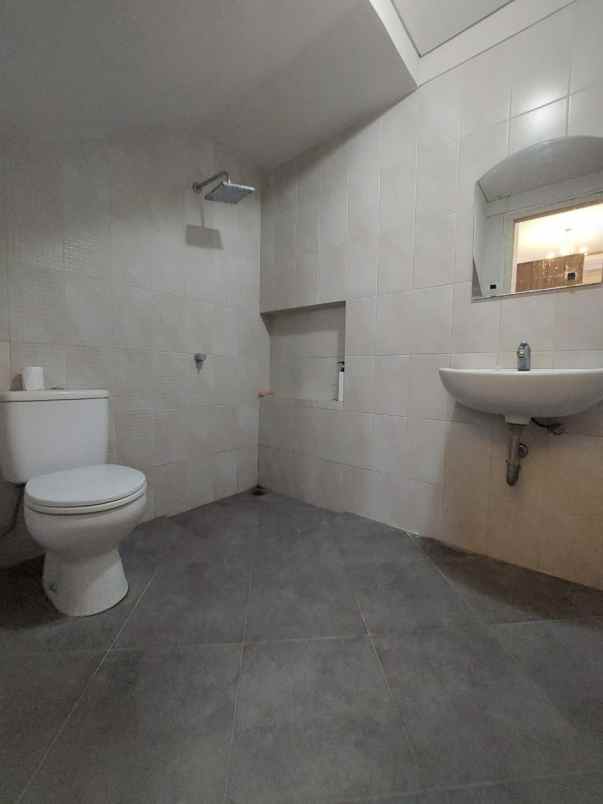 dijual rumah royal residence