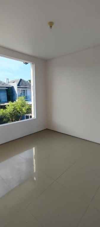 dijual rumah royal residence