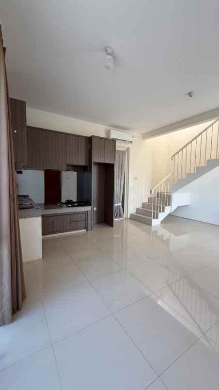 dijual rumah royal residence