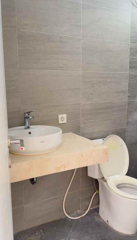 dijual rumah royal residence