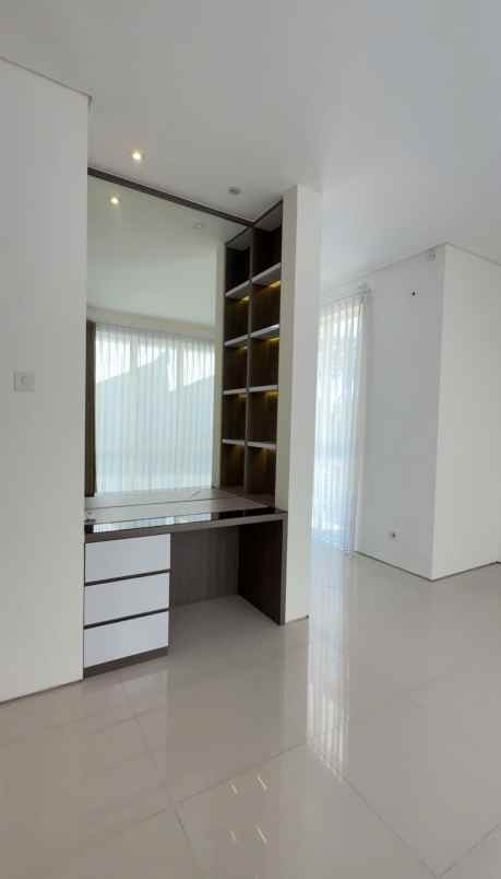 dijual rumah royal residence