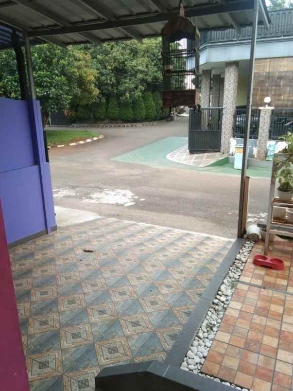 dijual rumah serua