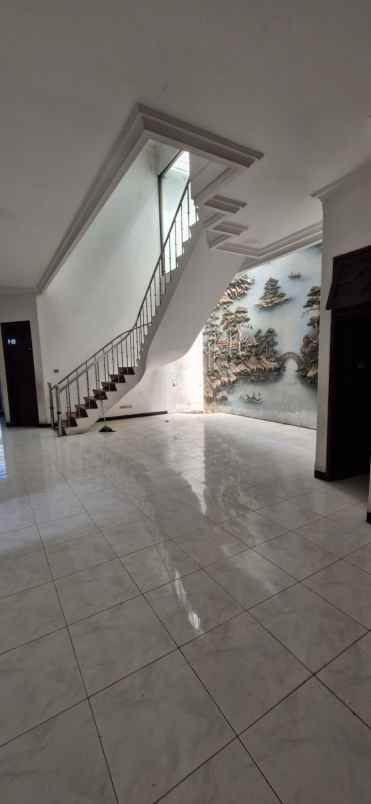 dijual rumah simpang darmo permai selatan