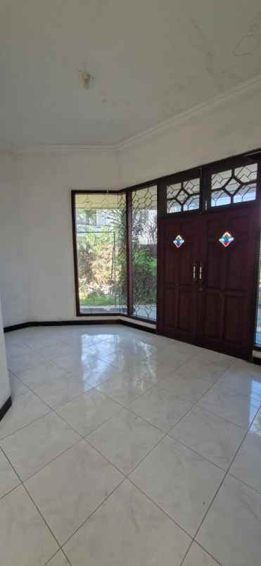 dijual rumah simpang darmo permai selatan