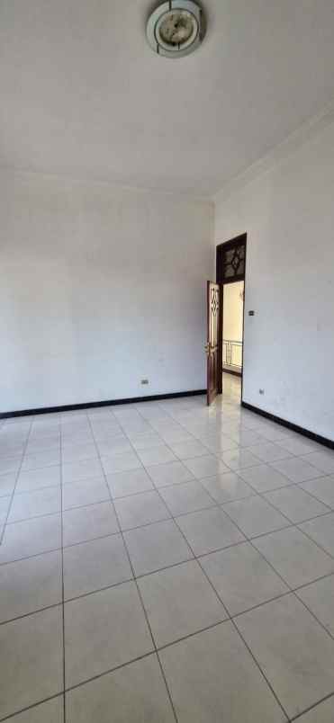 dijual rumah simpang darmo permai selatan
