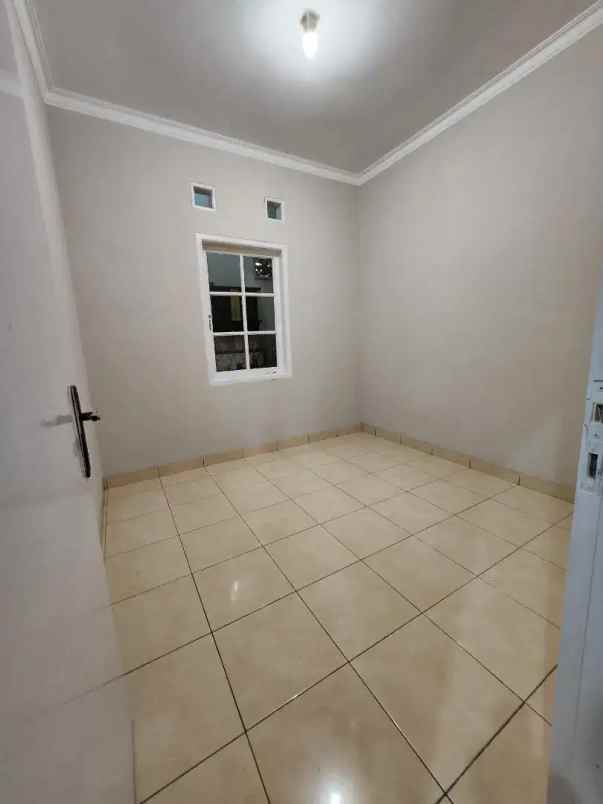 dijual rumah strategis di komplek bumi adipura bandung