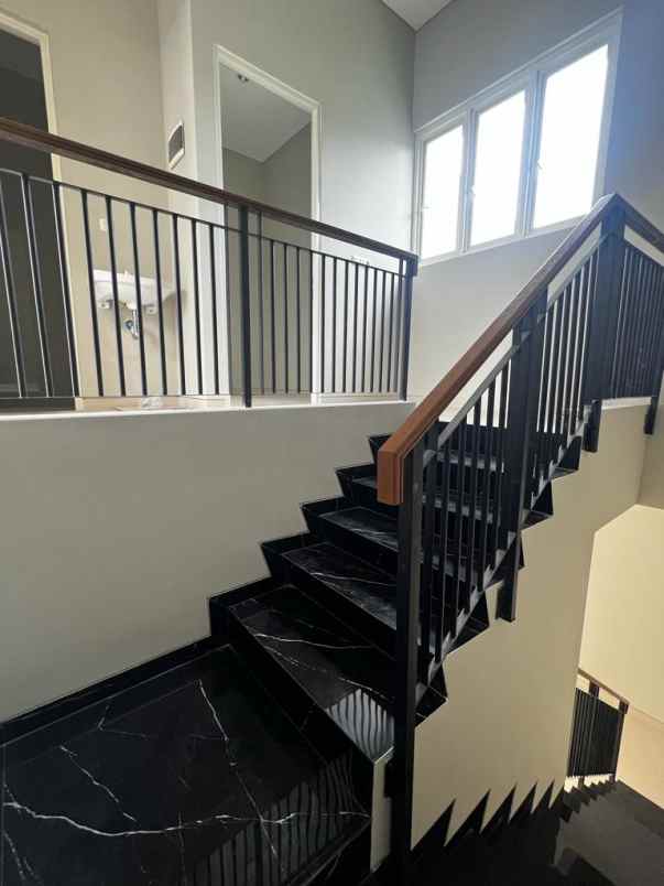 dijual rumah sukolilo dian regency