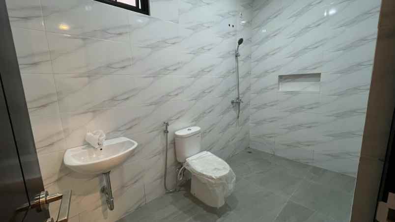 dijual rumah sutorejo tengah