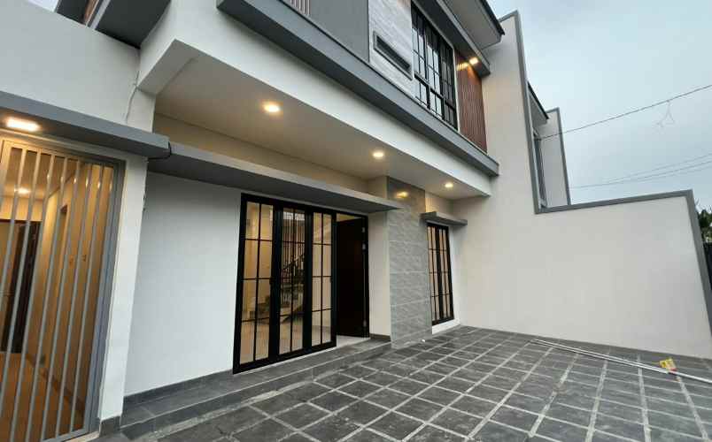 dijual rumah sutorejo tengah