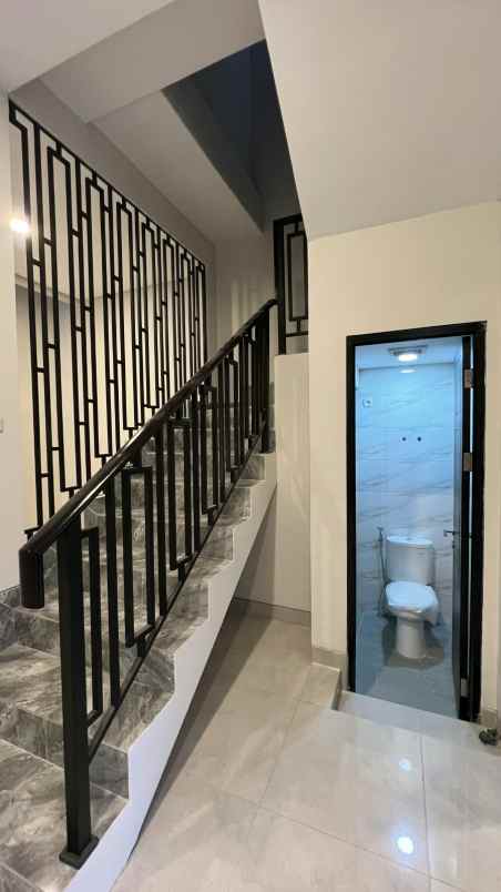 dijual rumah sutorejo tengah