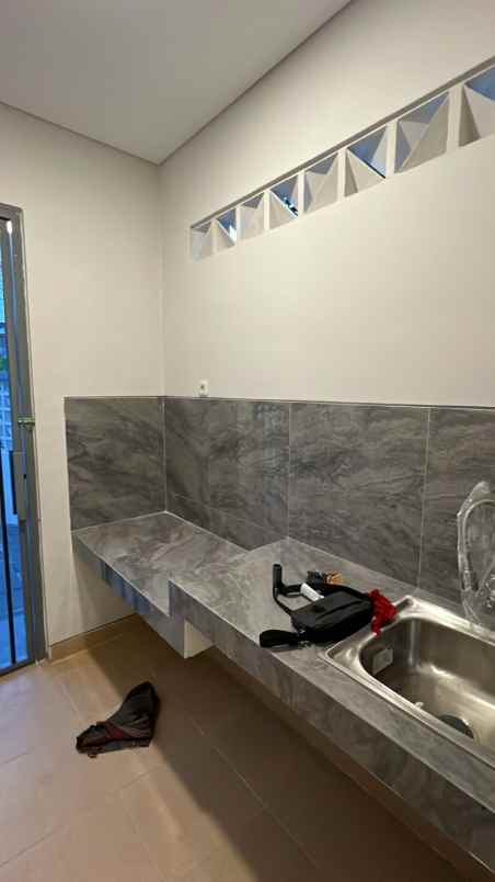 dijual rumah sutorejo tengah