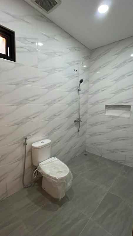 dijual rumah sutorejo tengah