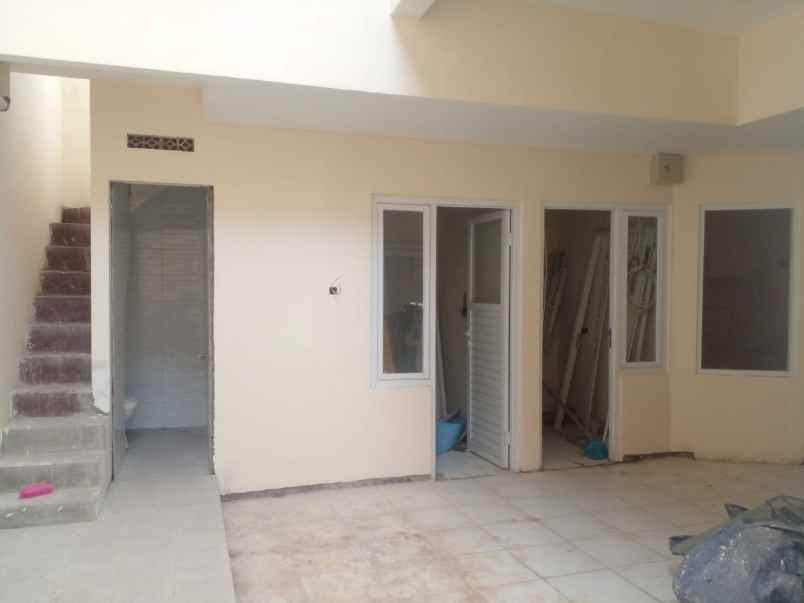 dijual rumah sutorejo utara baru