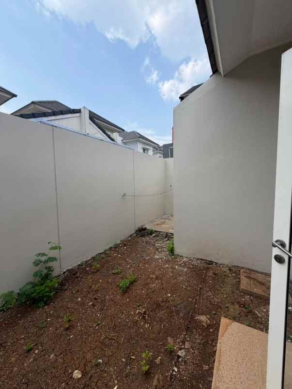 dijual rumah suvarna sutera tangerang