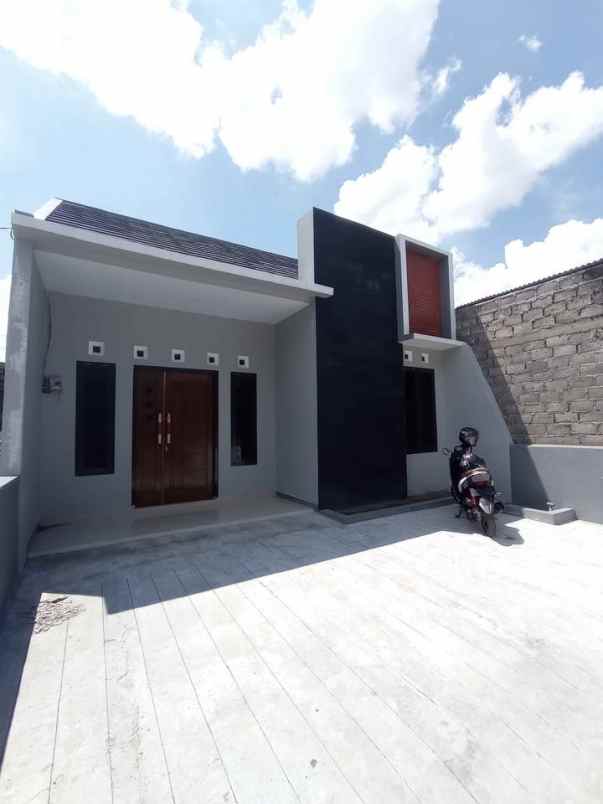 dijual rumah tajem