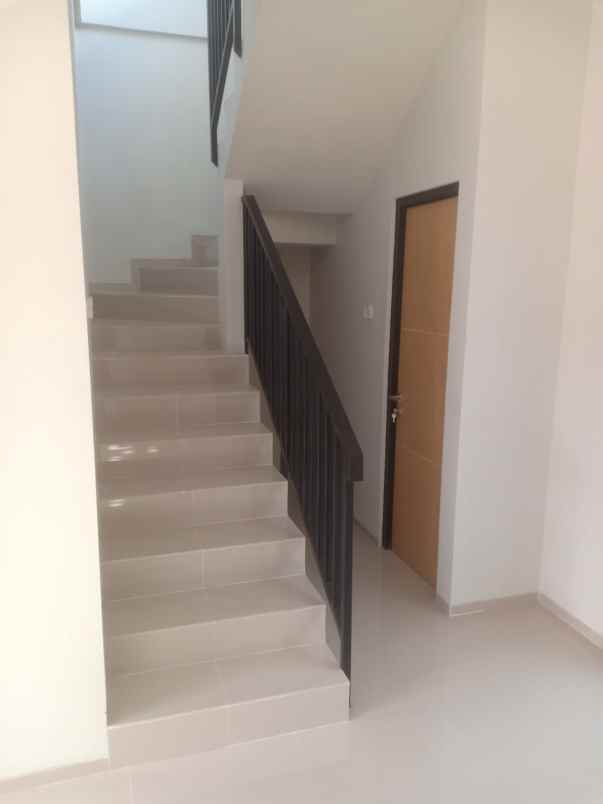 dijual rumah taman anggrek