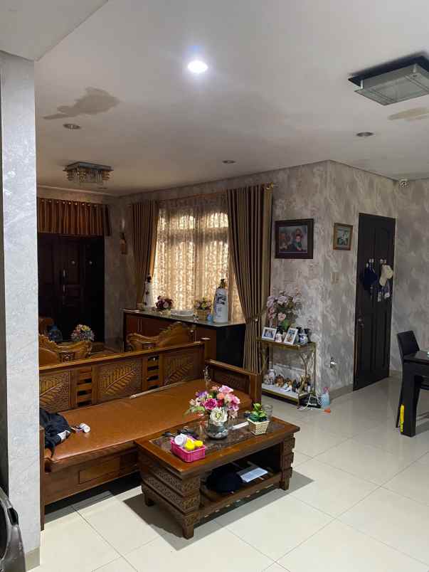 dijual rumah taman buaran indah