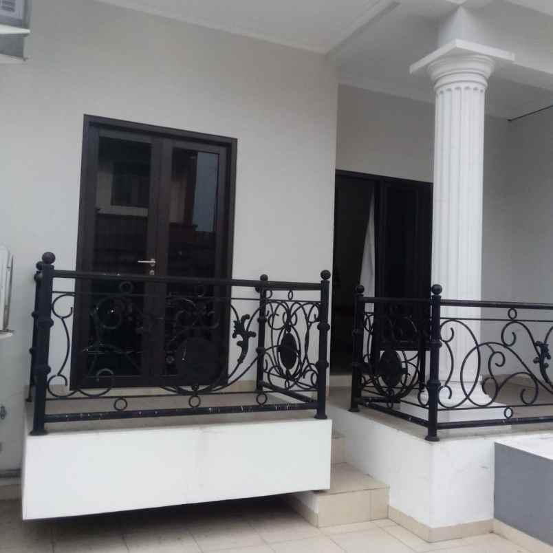 dijual rumah taman malaka pondok kelapa