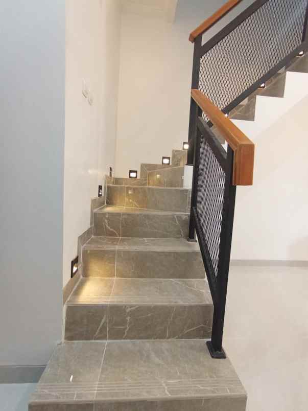 dijual rumah utan kayu