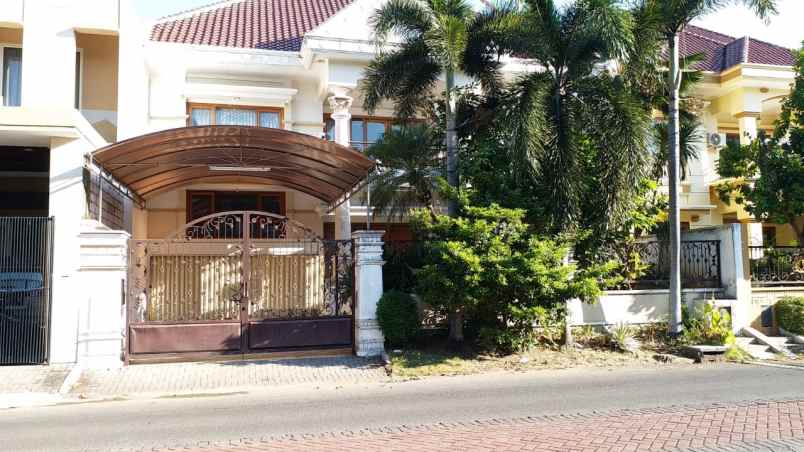 dijual rumah villa sentra raya