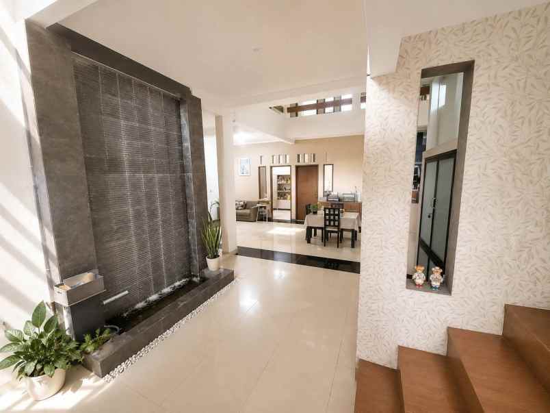dijual rumah wisma lidah kulon