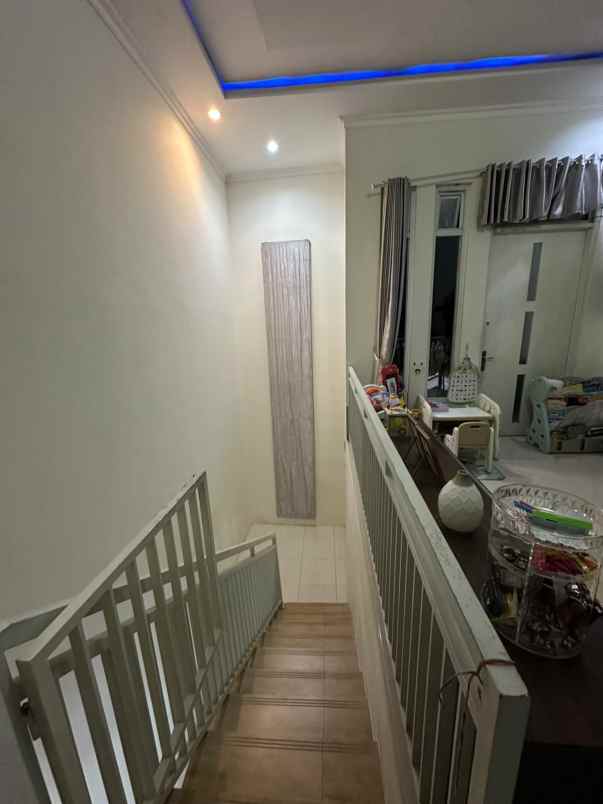 dijual rumah wisma lidah kulon